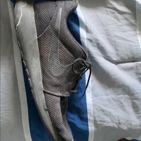 Nike Rosche Shoes - Picture 2 of 7